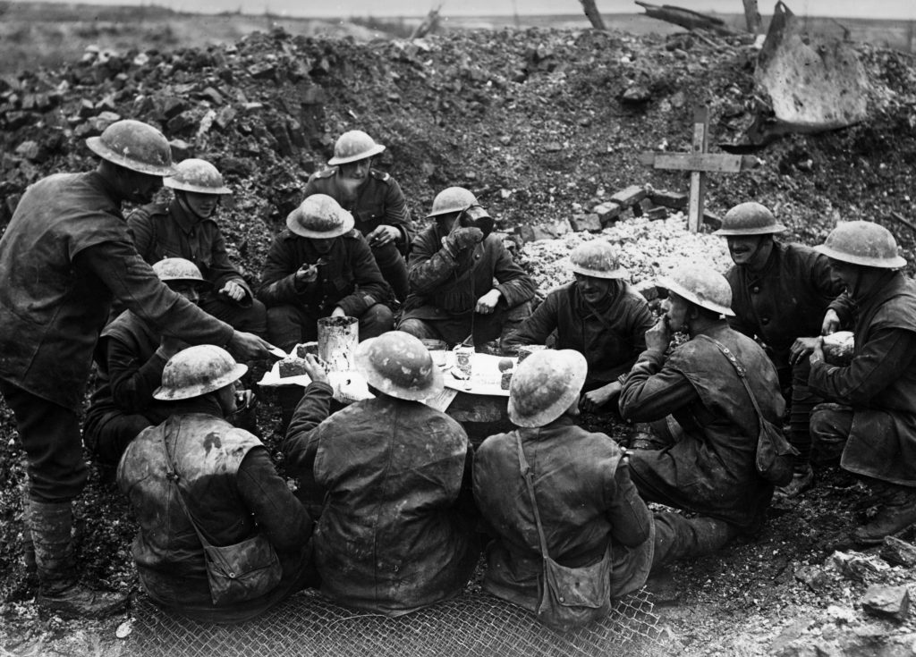 Pranzo di Natale in trincea delle truppe britanniche, Beaumont Hamel (Francia), 1916 (Keystone)