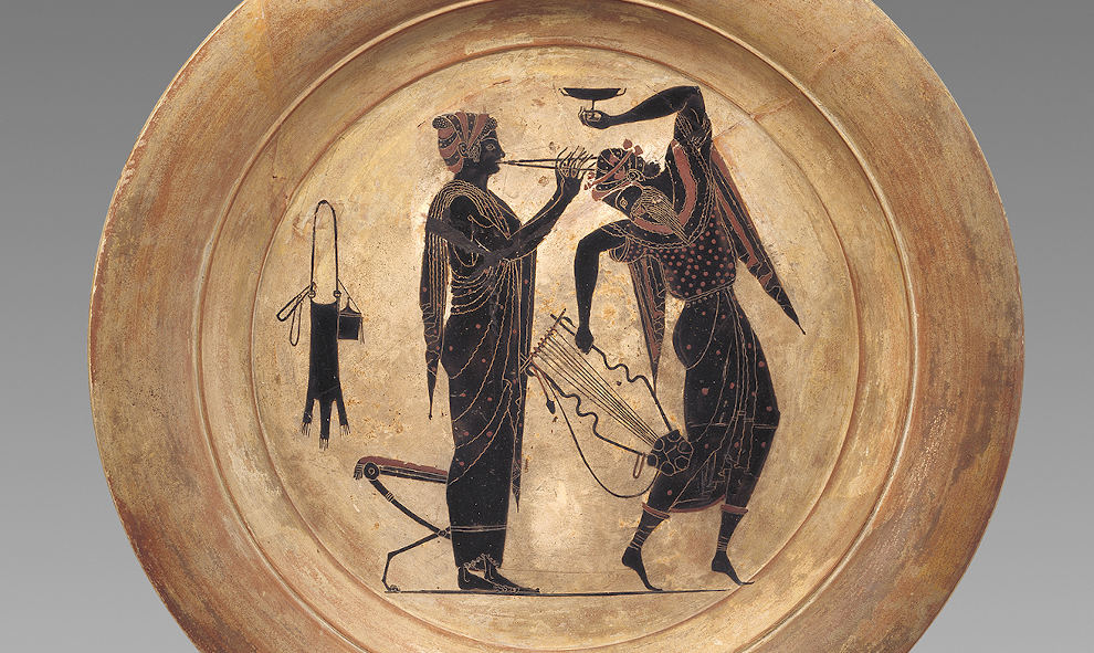 Una suonatrice di flauto accompagna un uomo apparentemente vestito da donna durante un simposio, Atene, 520/10 a.C. (© Andreas F. Voegelin Antikenmuseum Basel und Sammlung Ludwig)