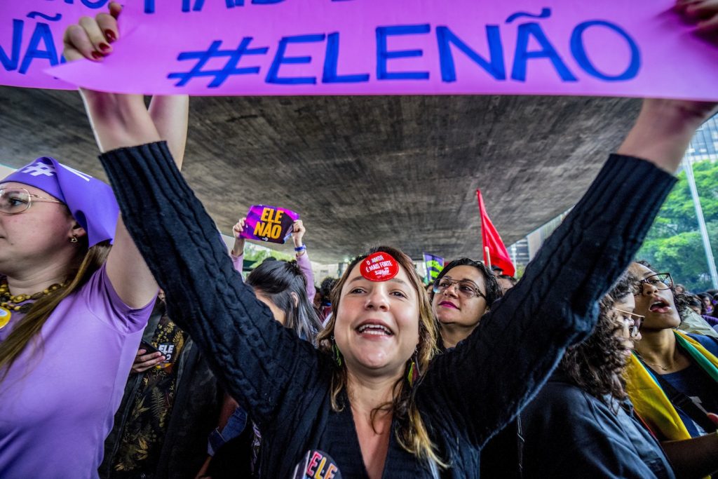 Donne brasiliane prendono parte a una protesta contro Bolsonaro denominata «#Non lui» dai social media (AFP)