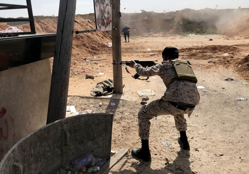 Truppe del Governo di accordo nazionale guidato da al-Sarraj impegnate  a sud di tripoli contro le forze di Haftar (AFP)