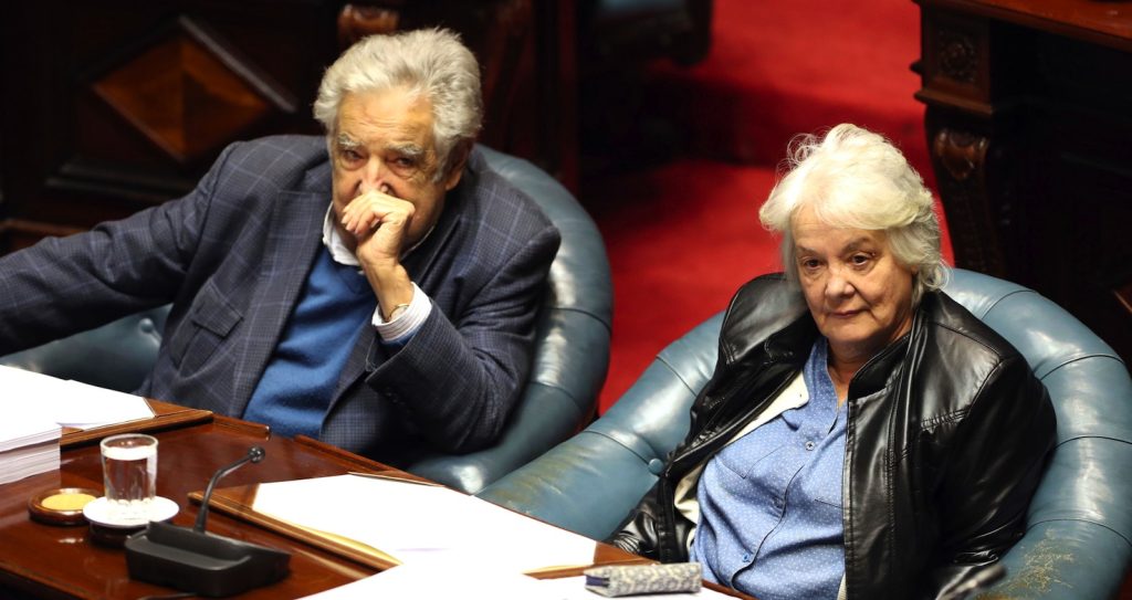 La neo vicepresidente Lucia Topolanski con il marito, il senatore José Mujica (Keystone)