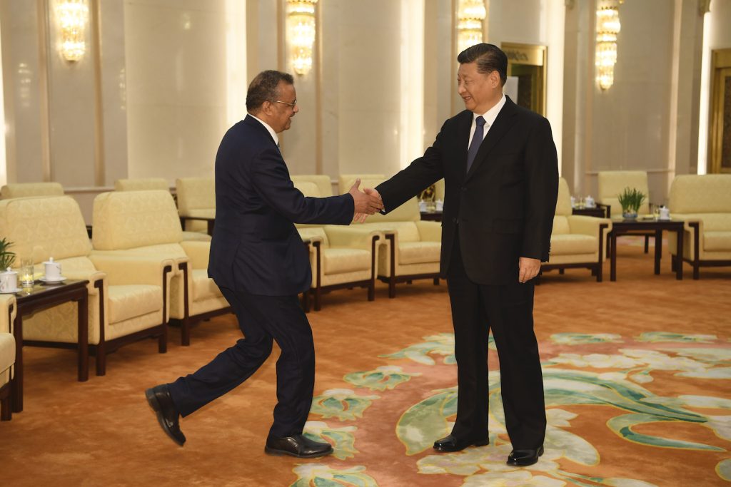 Il direttore generale dell'OMS Ghebreyesus accolto da Xi in occasione della sua recente visita ufficiale a Pechino (AFP)