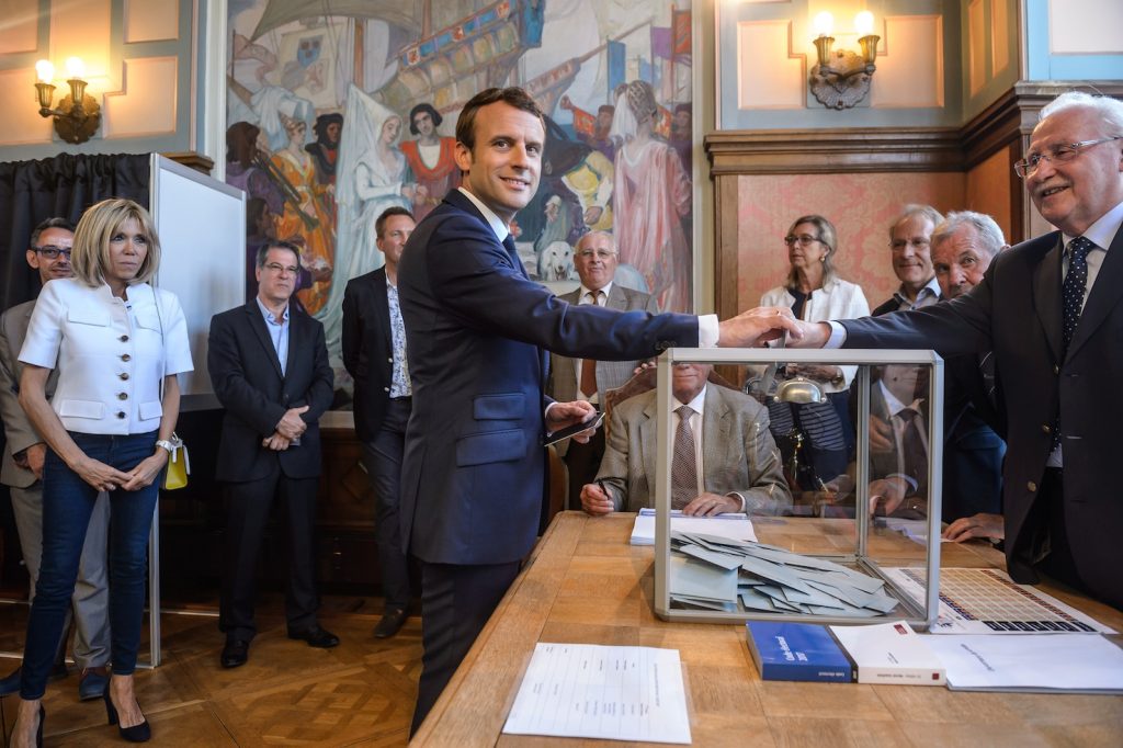 Emmanuel Macron vota al seggio di Amiens il 7 maggio (AFP)