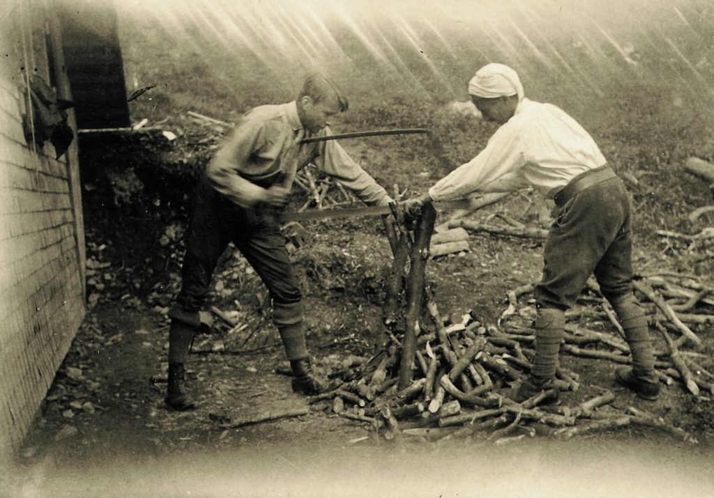 Hans-Georg Gadamer e Martin Heidegger intenti a tagliare la legna in un’immagine del 1923 (Keystone)