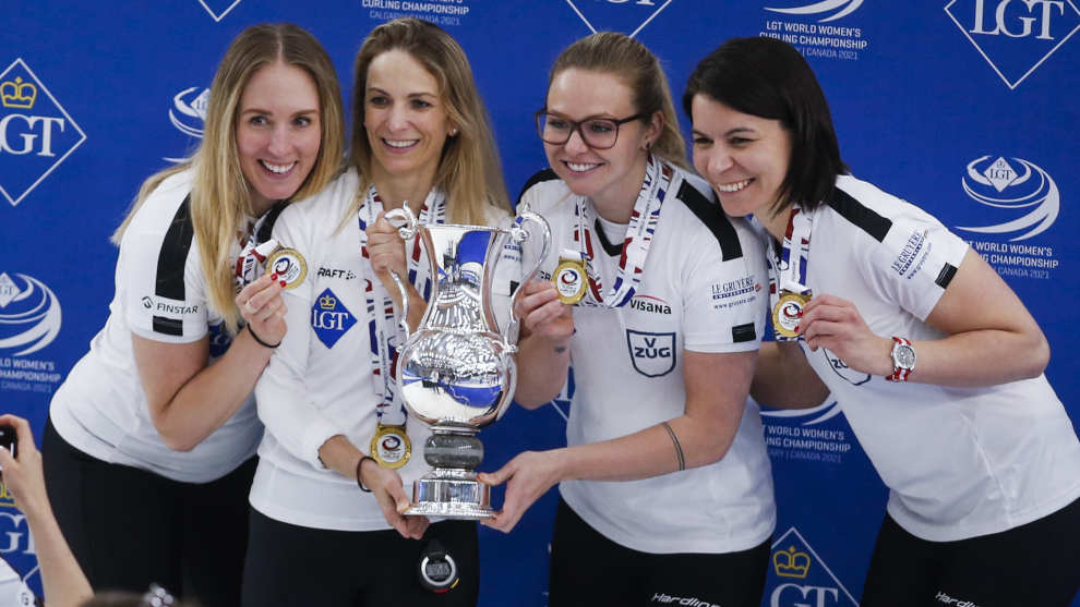Da sinistra, Melanie Barbezat, Silvana Tirinzoni, Alina Paetz, Esther Neuenschwander, vincitrici del titolo mondiale 2021 a Calgary (Shutterstock)