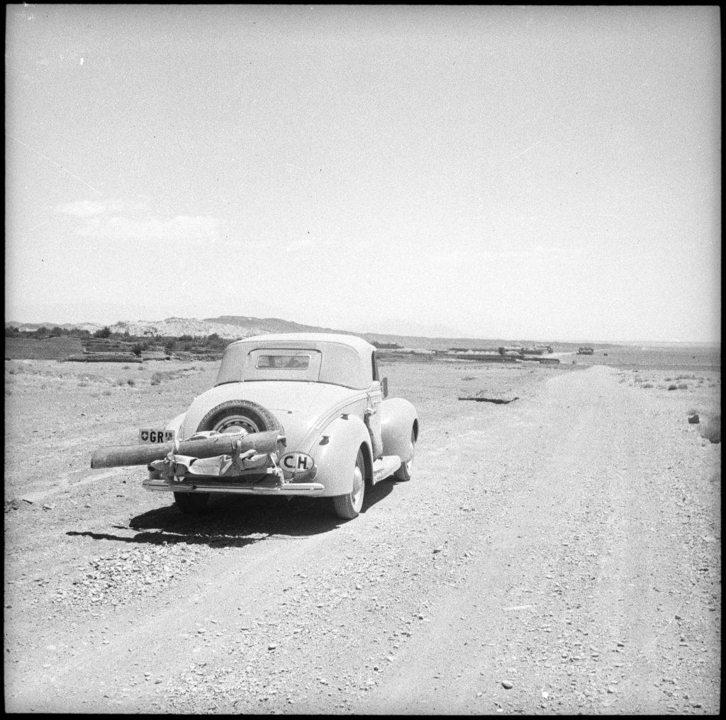 La Ford V8 con cui fecero il viaggio 
(© Biblioteca nazionale svizzera BN)