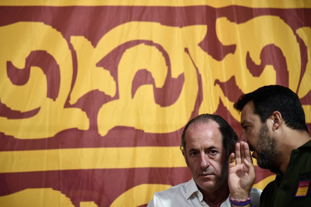 Il governatore della Regione veneto Luca Zaia con Matteo Salvini (AFP)