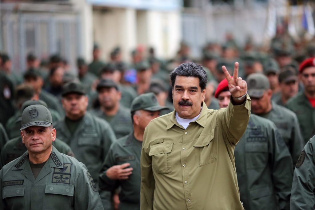 Maduro con Remigio Ceballos, responsabile del Comando Strategico Operativo delle Forze Armate (AFP)