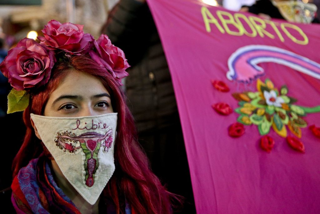 Una marcia a favore dell’aborto a Santiago del Cile lo scorso luglio (Keystone)
