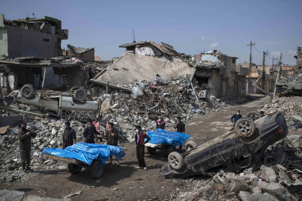 Il recupero dei corpi di alcuni civili morti durante un bombardamento a Mosul (Keystone)