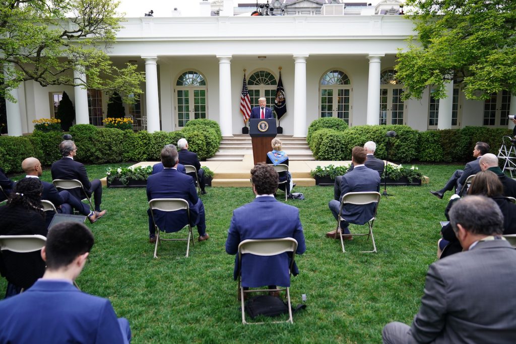 Donald Trump nel Rose Garden della Casa Bianca mentre incontra i giornalisti il 14 aprile (AFP)