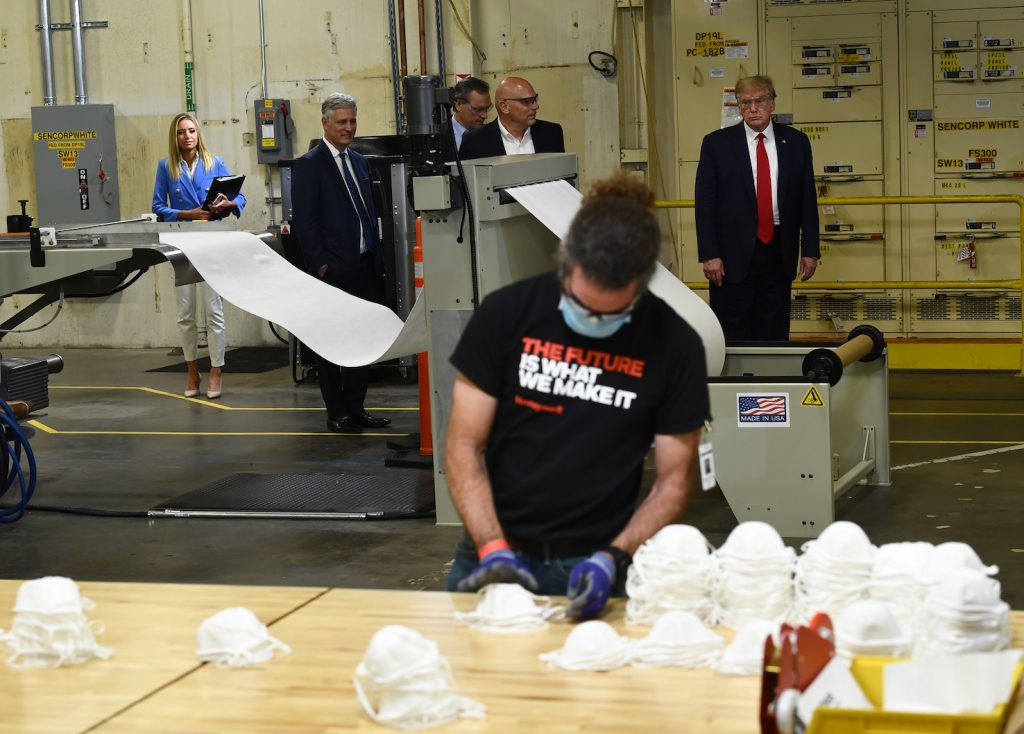 Donald Trump visita una fabbrica di mascherine in Arizona (AFP)