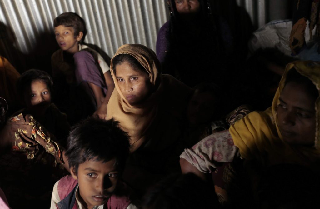 Rohingya in un campo profughi del Bangladesh in attesa di essere registrati (Keystone)