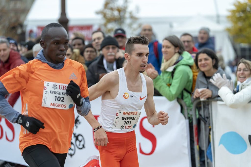 L’elvetico Julien Wanders, a destra, primo classificato, e il keniota Fredrick Kipkosgei Kiptoo, a sinistra, alla 41a gara di Escalade a Ginevra (Keystone)