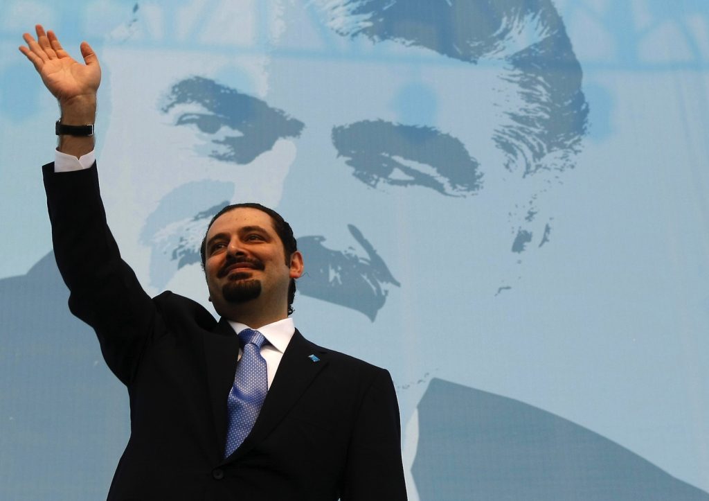 Il premier libanese Saad Hariri di fronte ad un ritratto del padre Rafiq (AFP)