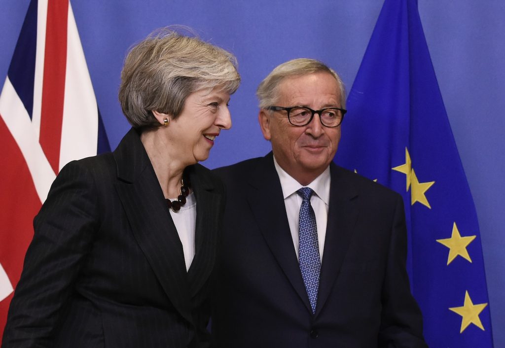 Jean Claude Juncker, presidente della Commissione Ue con la May mercoledì scorso a Bruxelles (AFP)