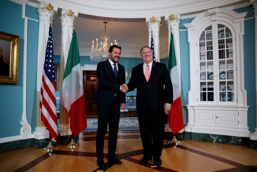 Stretta di mano tra Matteo Salvini e Mike Pompeo (Keystone)
