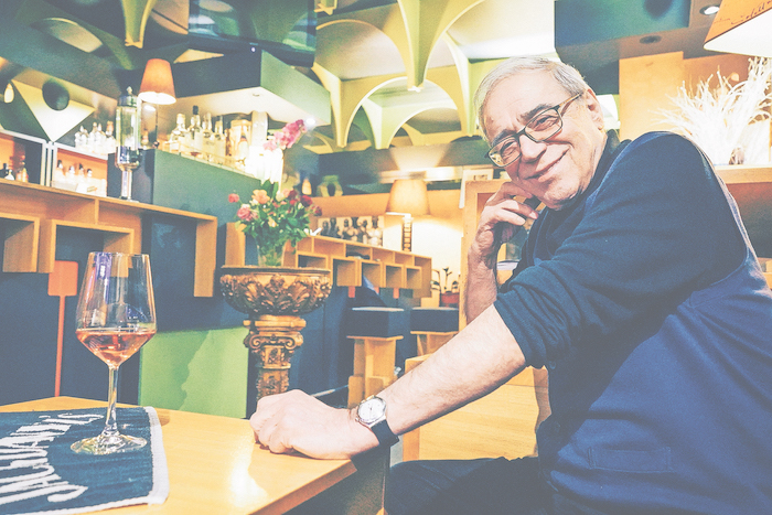 Gianni Ferrazzini nel suo bar di Chiasso