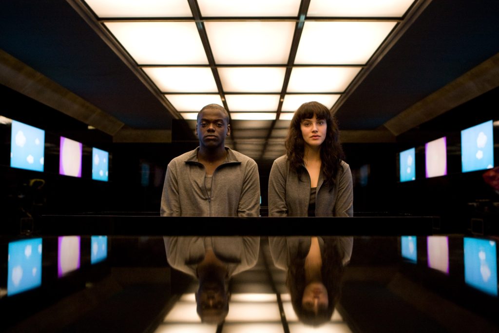 Daniel Kaluuya e Jessica Brown Findlay in un episodio della serie britannica Black Mirror.