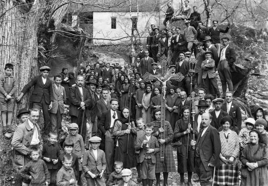 Processione a Gannariente, Val Bavona, 1931; in prima fila, secondo da sinistra, Plinio Martini bambino