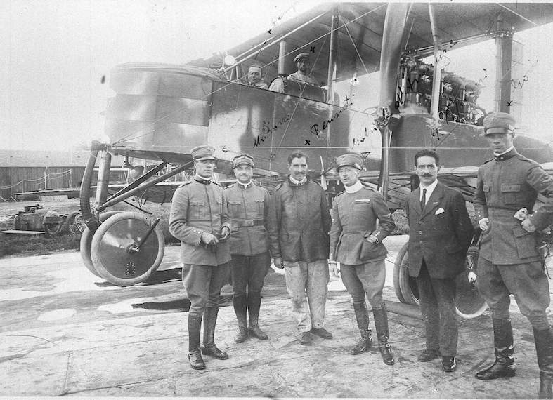 G. Caproni (2. da des.) con Gabriele D’Annunzio, (3. da des.) di fronte a un bombardiere Ca. 33.