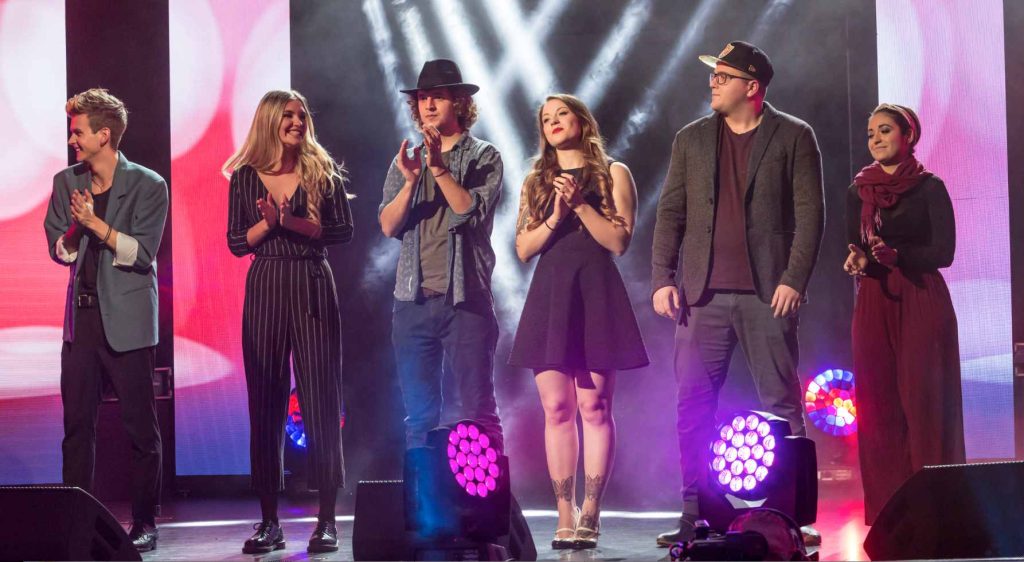 I partecipanti al contest «La mia banda suona il folk», andato in scena al Sociale di Bellinzona  (© RSI/M. Aroldi)