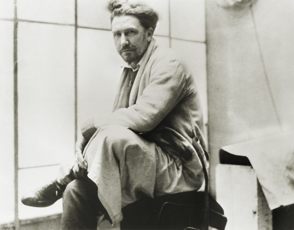 Ezra Pound nel suo studio a Parigi nel 1924 (Keystone)