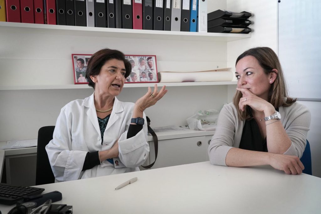 La dr.a Roberta Petrino, primario del PS all’OR Lugano (a sin.) e la dr.a Sara Rezzonico, caposervizio al PS dell’OR Bellinzona e Valli (Luigi Baldelli)