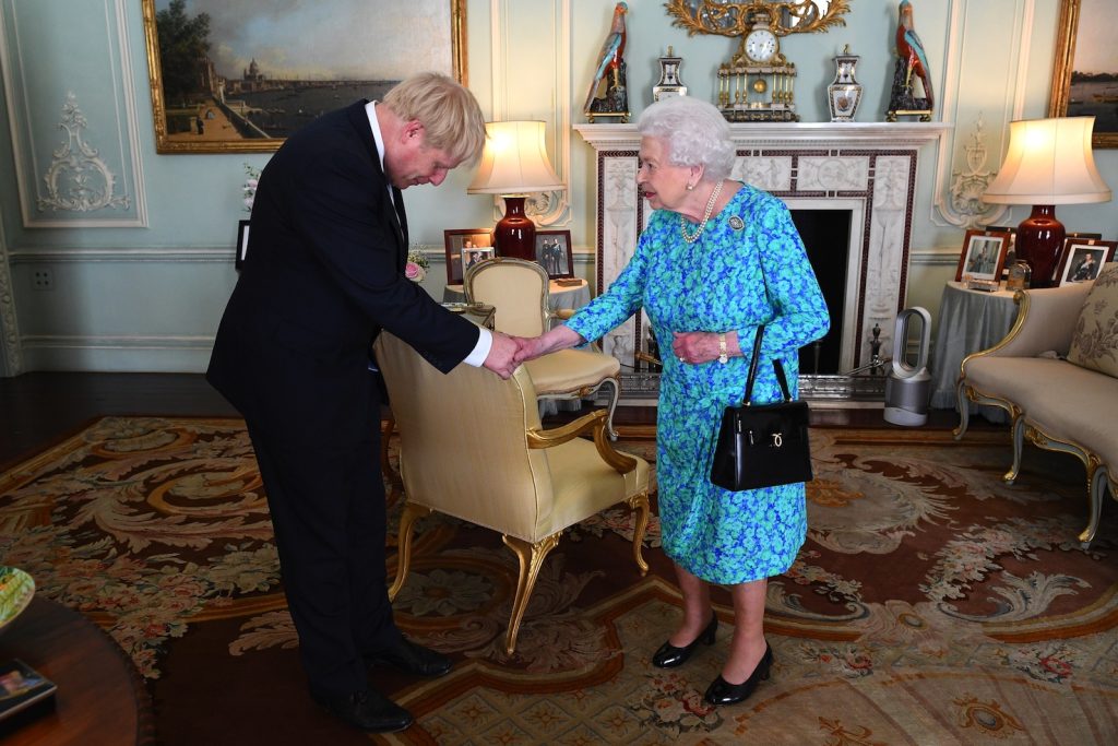 La regina Elisabetta affida il nuovo governo a Boris Johnson (AFP)
