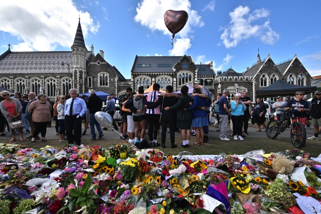 Tributo di fiori a Christchurch in Nuova Zelanda per le 50 vittime della sparatoria avvenuta il 15 marzo scorso (AFP)