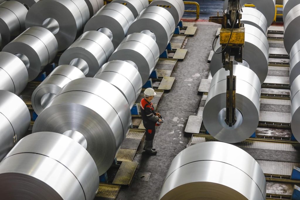 L’acciaio e i suoi componenti, ferro e carbone, dominano da sempre, con il petrolio, la scena mondiale (Keystone)