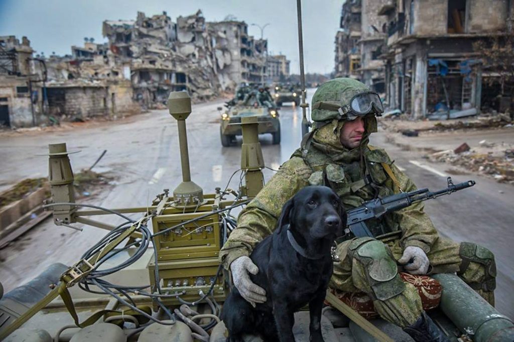 Soldato russo ad Aleppo in una foto del 2017 (Keystone)