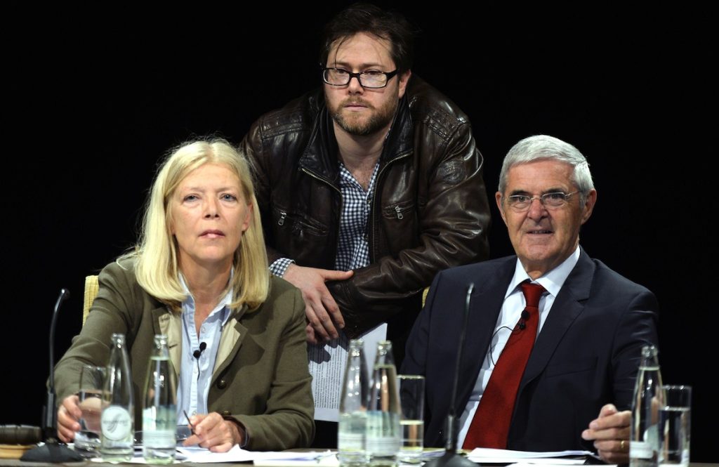 Anne Rueffer, Milo Rau (al centro) e Giusep Nay nella seduta di apertura degli Zürcher Prozesse, andati in scena al Theater Neumarkt nel 2013 (Keystone)