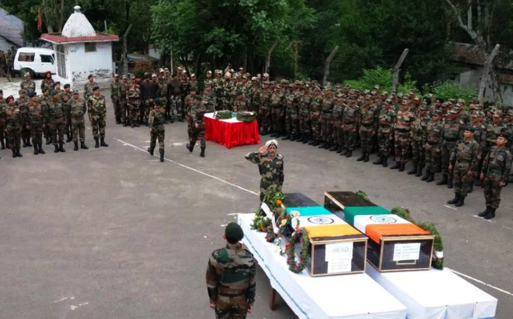 I funerali dei soldati indiani uccisi dal Pakistan il 2 maggio lungo la linea ufficiosa di confine indo-pakistano (AFP)