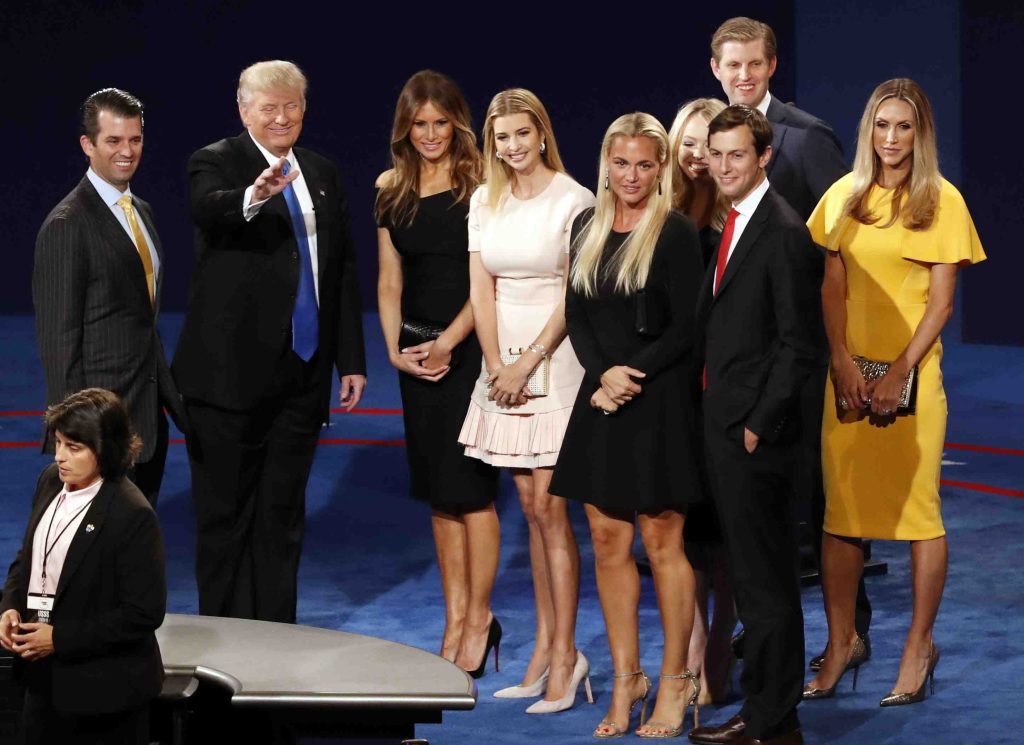 Donald Trump con accanto la moglie Melania e i membri più stretti della sua famiglia (Keystone)