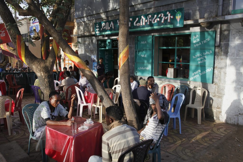 Un bar a Bahir Dar, piccola città dell’Etiopia nordorientale (AFP)