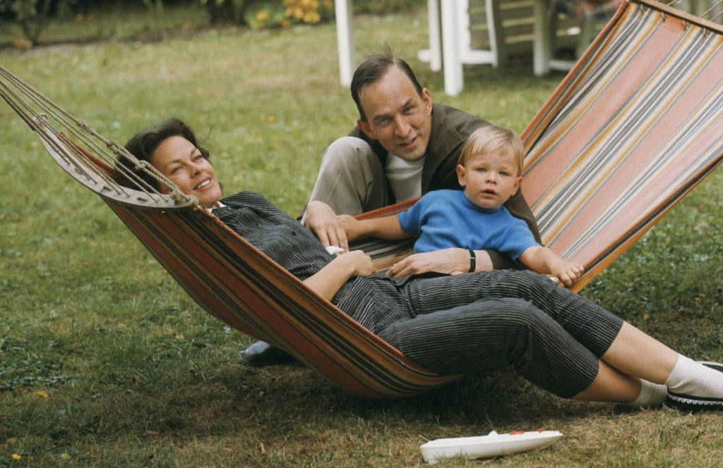 Ingmar Bergman insieme alla moglie Käbi Laretei e il figlio Daniel in un’immagine del 1960. (Keystone)