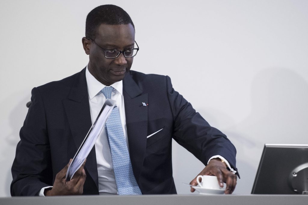 A Tidjane Thiam sono stati corrisposti 11,9 milioni di franchi nel 2016, nonostante il Credit Suisse abbia chiuso in perdita (Keystone)