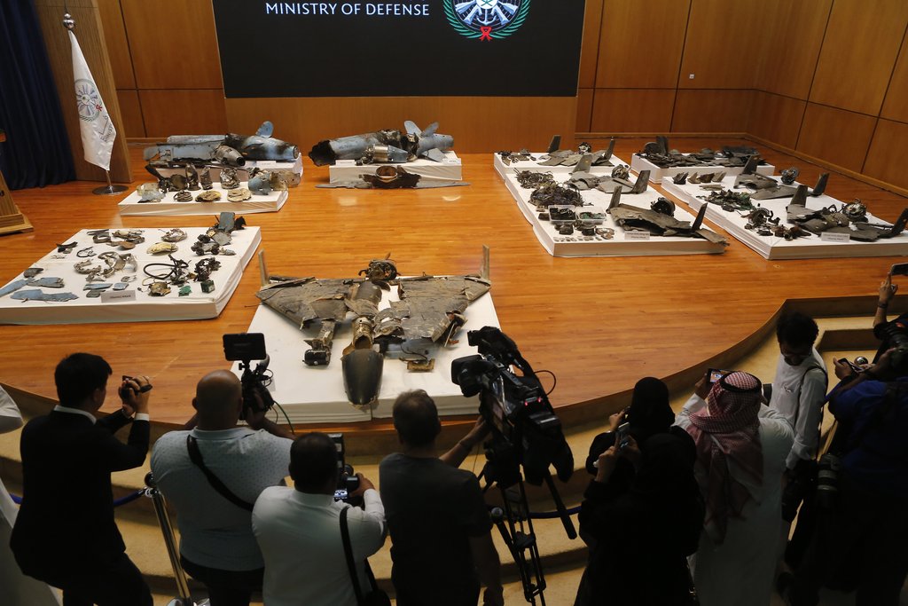 Frammenti di missili e di droni sono stati presentati in una conferenza stampa a Riad,  per dimostrare la colpevolezza iraniana (Keystone)