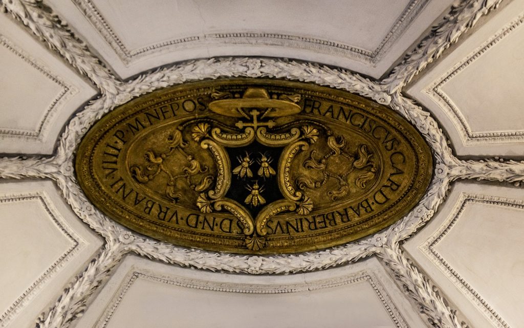 L'ovale con lo stemma dei Barberini e l'intestazione al Cardinale Francesco, nipote di Urbano VIII