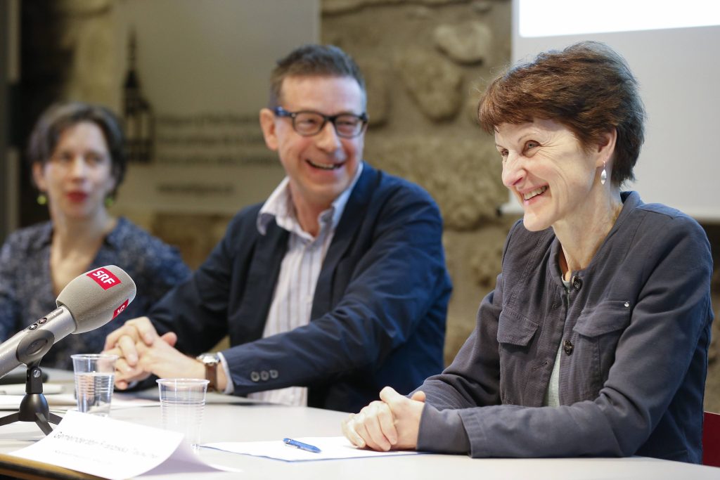 La municipale di Berna Franziska Teuscher e il professor Matthias Egger durante la conferenza stampa di presentazione del progetto (Keystone)