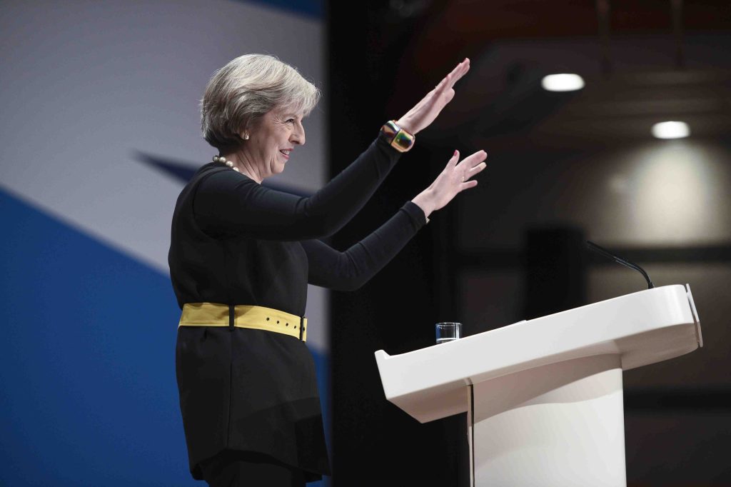 Theresa May (al congresso Tory) sta giocando una partita a lungo termine (AFP)