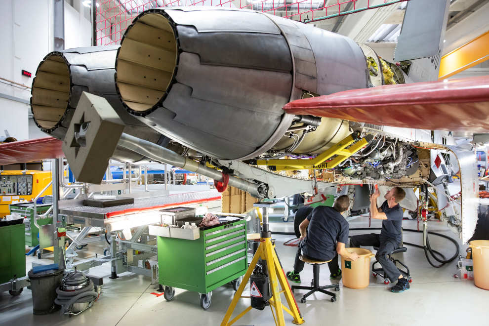 Ingegneri della Ruag di Emmen al lavoro per la manutenzione di un F/A 18 (Keystone)