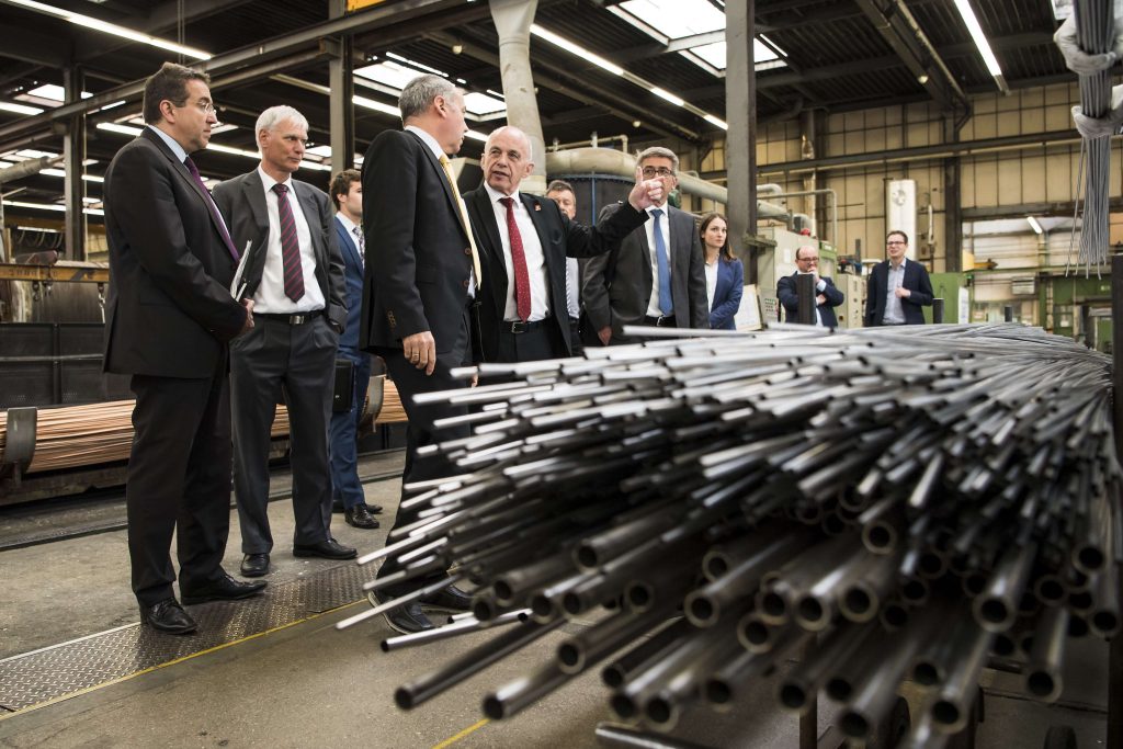 Al centro Ueli Maurer in visita presso la Swiss-Tube LN Industrie  (Keystone)