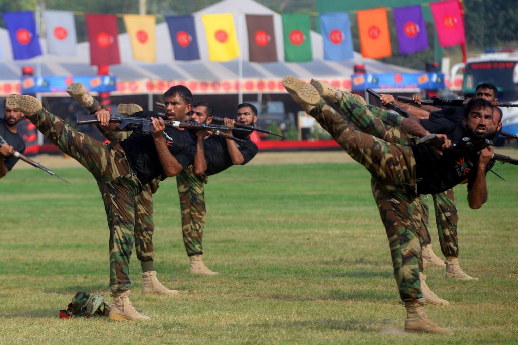 Soldati pakistani si esercitano a Peshawar, capitale del Khyber-Pakhtunkhwa (Keystone)