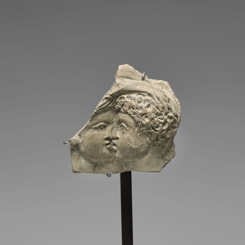 Anonimo, <i>Frammento di oscillum raffigurante un bacio</i>, terracotta (Parigi, Musée du Louvre – © Tony)