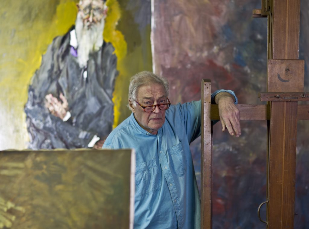 L'artista Giancarlo vitali accanto alle sue opere (fotografia di Carlo Borlenghi)