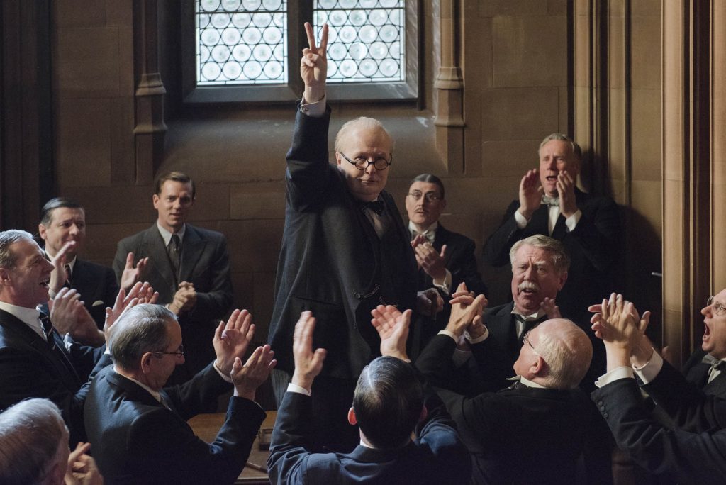 Tre ore di trucco ogni giorno per somigliare a Churchill. (Universal Pictures)