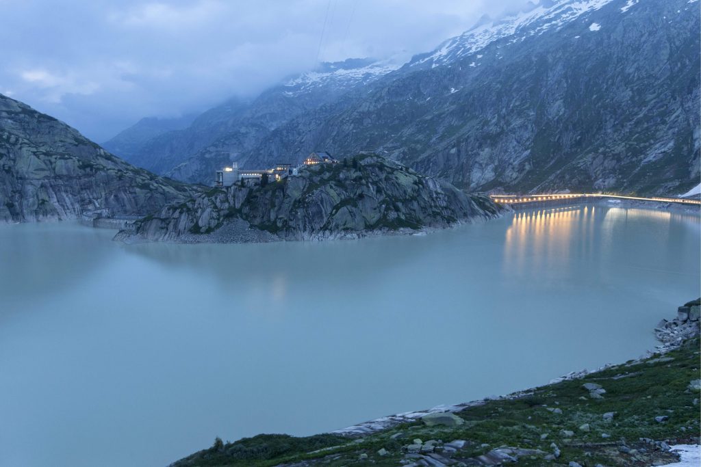 La diga del Grimsel, nel canton Berna: l’energia idrica resterà anche in futuro la più importante fra le energie rinnovabili (Keytone)