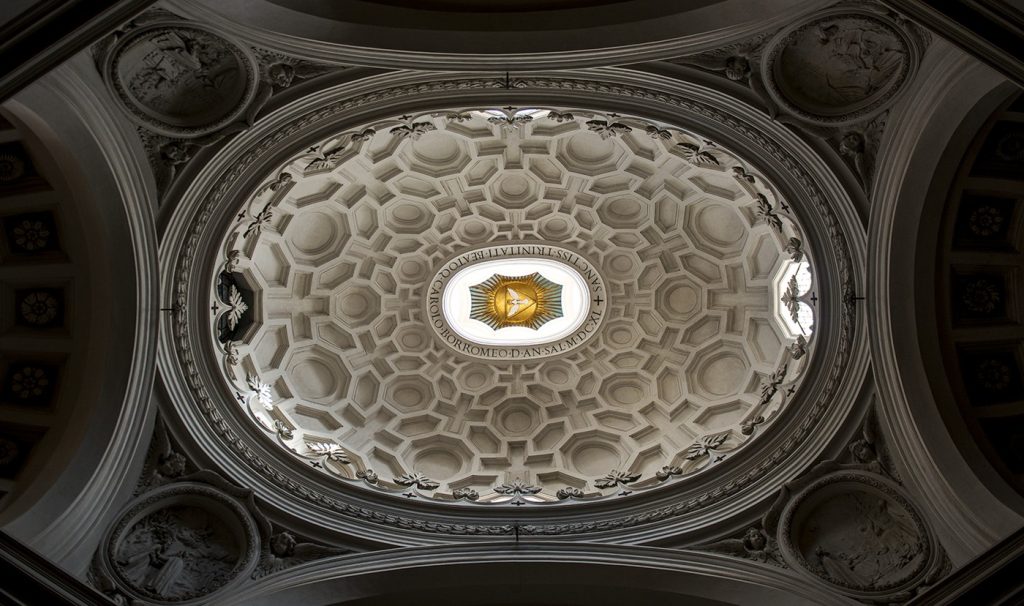La cupola ellittica con il "lanternino" che contiene una raffigurazione della Trinità